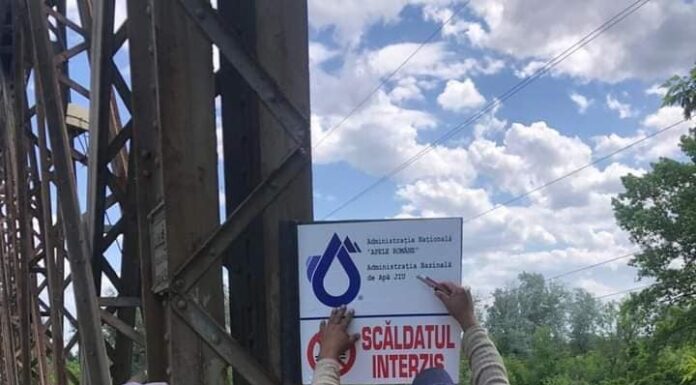 Interzis la scăldat în râuri