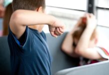 „Butonul roșu”, oficial în școli