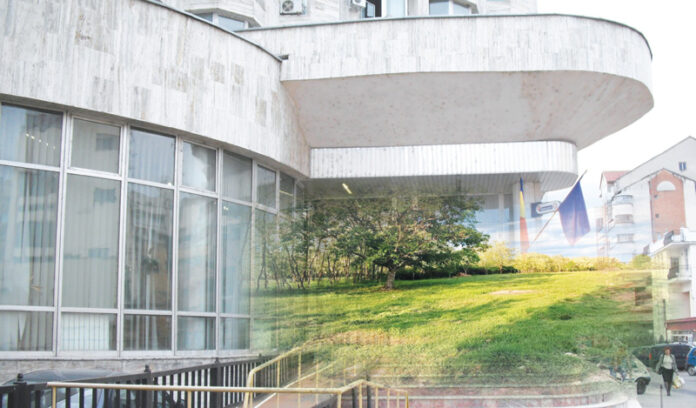 Teren cu litigii, scos la vânzare pentru a șaptea oară de Fiscul gorjean