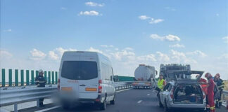 Mașină lovită de un tir condus de un tânăr din Târgu-Cărbunești! Două persoane au ajuns la spital