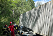 VIDEO: Intervenție dramatică a pompierilor! Șofer mort, după ce un container s-a răsturnat peste mașina pe care o conducea