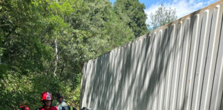 VIDEO: Intervenție dramatică a pompierilor! Șofer mort, după ce un container s-a răsturnat peste mașina pe care o conducea