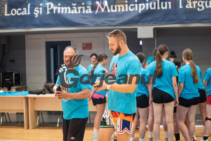 Directorul Academiei Române de Baschet, alături de antrenorii gorjeni la Târgu Jiu