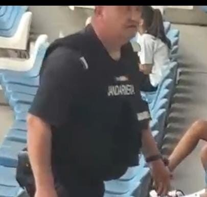 VIDEO: Suporter prins cu fumigene în timpul meciului dintre CSM Târgu-Jiu și CSM Lugoj