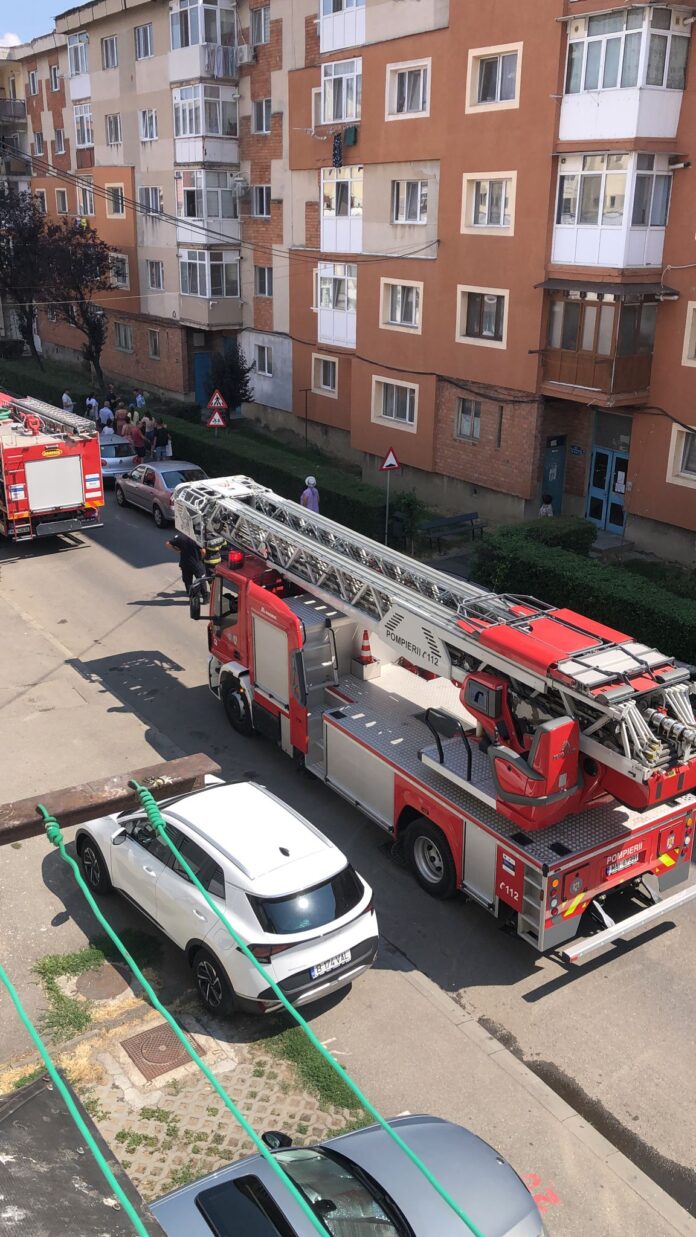 Incendiu la un apartament din Târgu-Jiu! Mai mulți locatari au fost evacuați