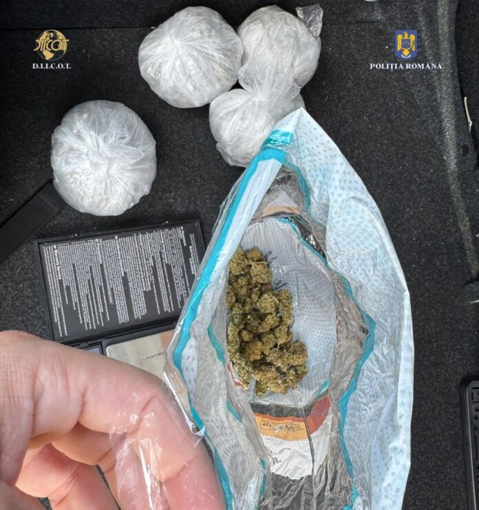 FOTO/VIDEO: Reținuți pentru trafic de droguri de risc, după percheziții