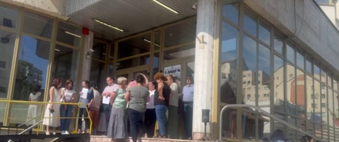 Salariații de la Finanțele Gorj au ieșit în stradă