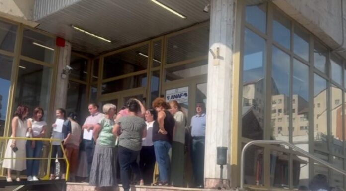 Salariații de la Finanțele Gorj au ieșit în stradă