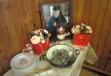 Parastasul vrednicei de pomenire, Maica Stareţă Marina Gligor Stavrofora – Avea vorba aceasta directă: ,,Lasă, dragă, că se rezolvă, nu te îngrijora! Te ajută Dumnezeu şi rezolvi problema”! Era o credincioasă care înţelegea puterea rugăciunii!