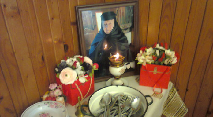 Parastasul vrednicei de pomenire, Maica Stareţă Marina Gligor Stavrofora – Avea vorba aceasta directă: ,,Lasă, dragă, că se rezolvă, nu te îngrijora! Te ajută Dumnezeu şi rezolvi problema”! Era o credincioasă care înţelegea puterea rugăciunii!