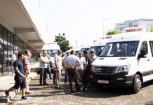 COMUNICAT DE PRESĂ – Consiliul Județean Gorj, printre primele autorității publice din țară care a achiziționat și furnizat microbuze electrice pentru transportul elevilor, finanțate prin Administrația Fondului de Mediu