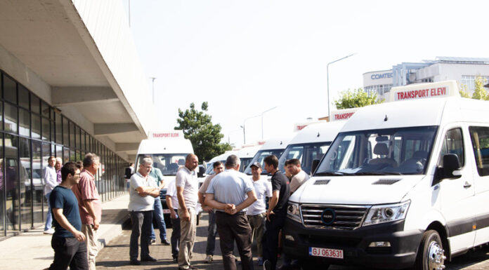 COMUNICAT DE PRESĂ – Consiliul Județean Gorj, printre primele autorității publice din țară care a achiziționat și furnizat microbuze electrice pentru transportul elevilor, finanțate prin Administrația Fondului de Mediu