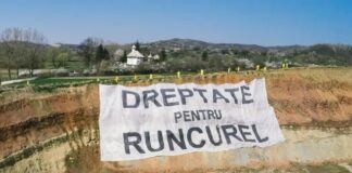 După ce li s-au luat casele și terenurile, localnicii de la Runcurelu primesc apă de la cisternă