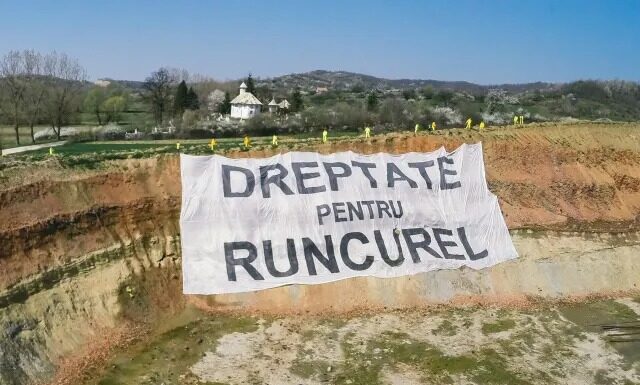 După ce li s-au luat casele și terenurile, localnicii de la Runcurelu primesc apă de la cisternă