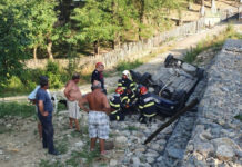 A scăpat ca prin minune cu viață după ce mașina lui s-a răsturnat pe plafon