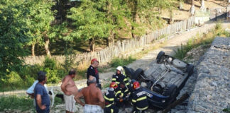 A scăpat ca prin minune cu viață după ce mașina lui s-a răsturnat pe plafon