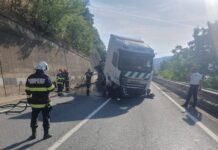 Autotren răsturnat pe șosea. Trafic blocat – foto, video
