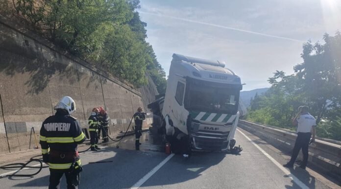 Autotren răsturnat pe șosea. Trafic blocat – foto, video