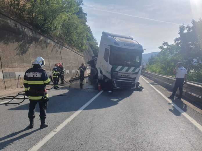 Autotren răsturnat pe șosea. Trafic blocat – foto, video
