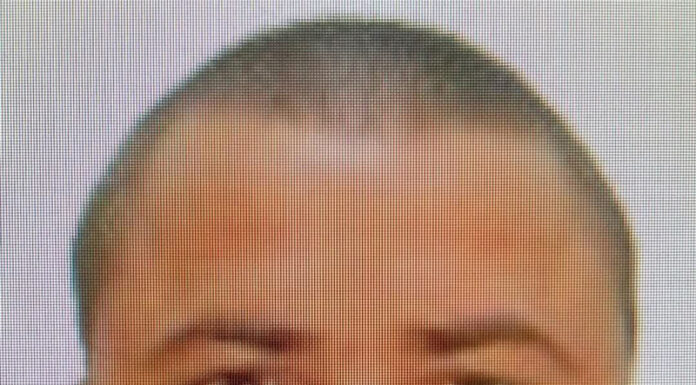 VIDEO: Bărbat periculos, dat în urmărire! Persoanele care îl văd sunt rugate să nu se apropie de el