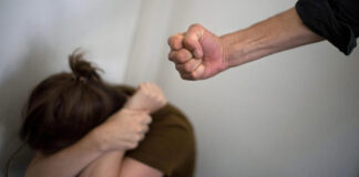 Minoră lovită de iubit