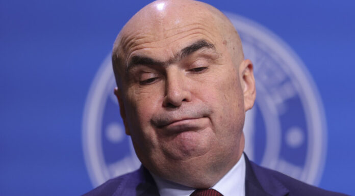 Magistrații își apără pensiile la care umblă Bolojan