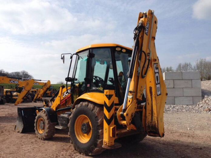 Excavator furat din Tismana, găsit în Reșița! Un localnic a ajuns în arest