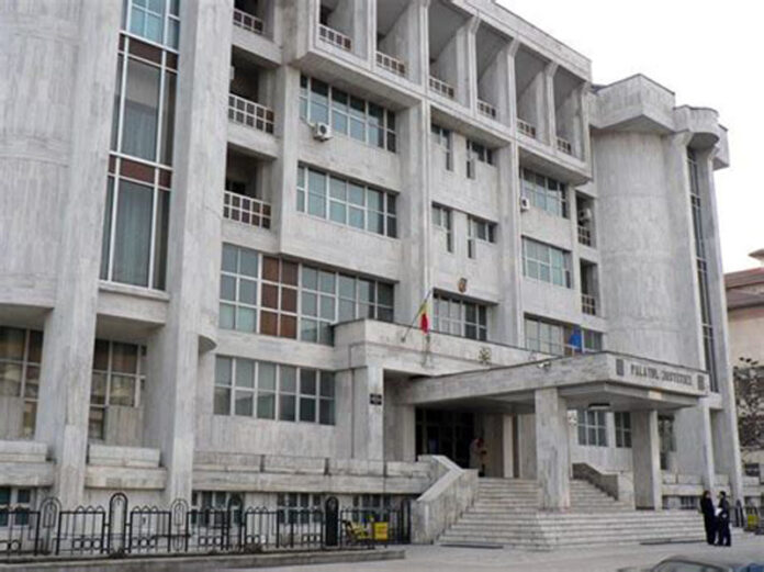 Bărbatul acuzat că a violat o studentă și unul dintre complicii lui nu mai vor să stea în arest