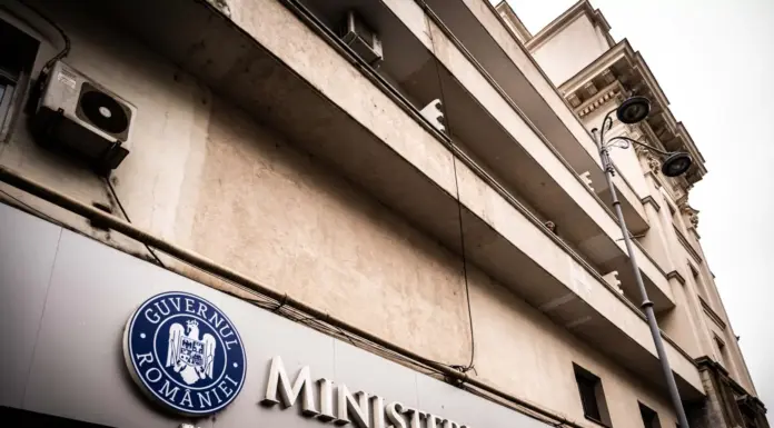 Ce directori din Energie și-au mai tăiat salariul!