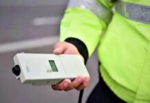 Un șofer care a refuzat să sufle în etilotest, dus de polițiști la spital