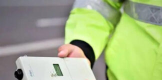 Un șofer care a refuzat să sufle în etilotest, dus de polițiști la spital