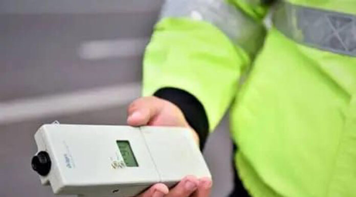 Un șofer care a refuzat să sufle în etilotest, dus de polițiști la spital