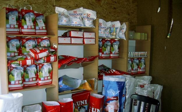 Val de amenzi în județ! Depozite infecte și mâncare pentru animale cu termen expirat