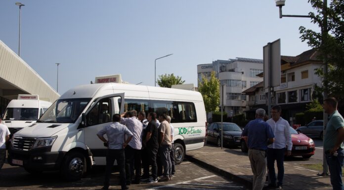Microbuze electrice pentru elevi, livrate în 11 localități din Gorj
