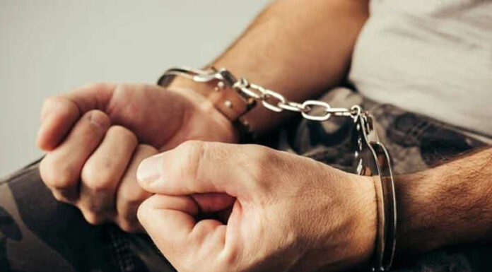 Petrecăreț reținut la o zi după ce s-a ales cu brățară de monitorizare