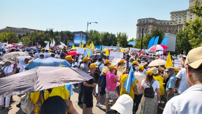 Protest al sindicaliștilor din Educație în fața Parlamentului. Participă și cadre didactice din Gorj
