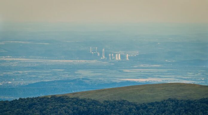 Cum se vede Termocentrala Rovinari din vârful munților