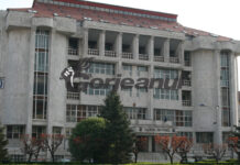 Bărbatul care și-a incendiat soția rămâne în arest