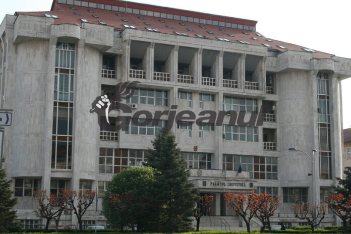 Bărbatul care și-a incendiat soția rămâne în arest