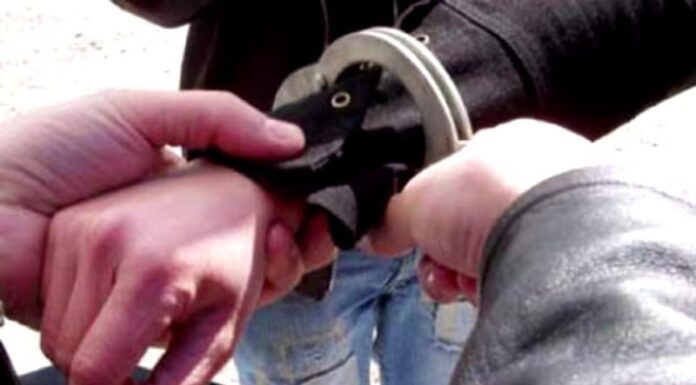 Răzbunare la Rovinari! O femeie, bătută în holul blocului după ce a depus mărturie împotriva unui tânăr de 18 ani