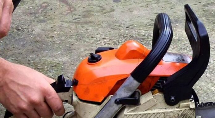 Internat la Psihiatrie, după ce a intrat în casa unei tinere și a amenințat-o cu drujba