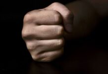 Şofer și pasager, tată și fiu, bătuți în mașină