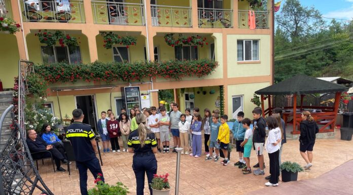 Polițiștii gorjeni, prezenți în taberele școlare