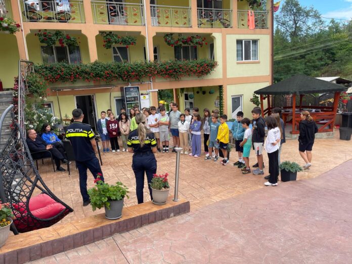 Polițiștii gorjeni, prezenți în taberele școlare