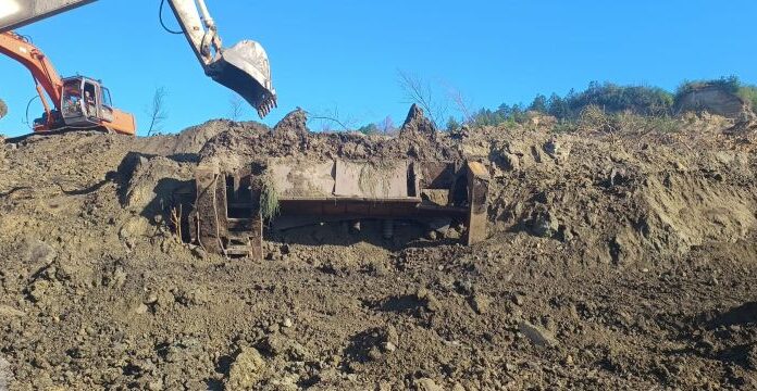 Surpările de taluz din carierele miniere, ținute sub tăcere de șefii CEO. Încă un utilaj îngropat!