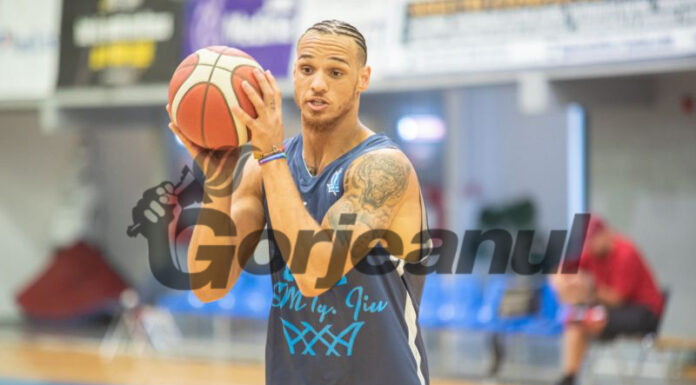 Echipa de baschet în efectiv complet