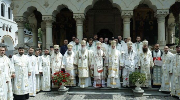 Conotaţia teologică a Hramului «Schimbarea la Faţă a Domnului», de la Mănăstirea Lainici, Gorj – ,,În această zi binecuvântată a «Schimbării la Faţă», când suntem în comuniune la Sfânta Liturghie, să ne întoarcem la casele noastre şi să vedem Lumina cea minunată”!