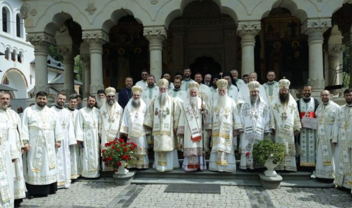 Conotaţia teologică a Hramului «Schimbarea la Faţă a Domnului», de la Mănăstirea Lainici, Gorj – ,,În această zi binecuvântată a «Schimbării la Faţă», când suntem în comuniune la Sfânta Liturghie, să ne întoarcem la casele noastre şi să vedem Lumina cea minunată”!