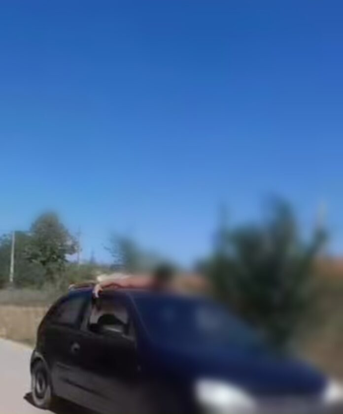 Teribilism la Bălești! Un tânăr a fost filmat pe plafonul unei mașini în mers. Descoperirea făcută de polițiști