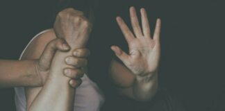 Răsturnare de situație în cazul bărbatului reținut după ce ar fi lovit-o pe iubita minoră a fiului său